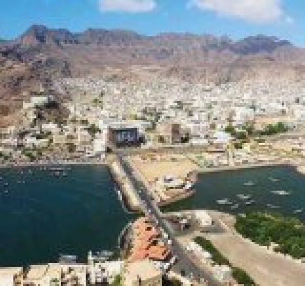 محافظ عدن يحذ ر من عسكرة المنشآت المدنية ويدعو للابتعاد عن المعسكرات محافظ عدن يحذ ر من عسكرة المنشآت المدنية ويدعو للابتعاد عن المعسكرات