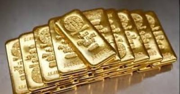 الذهب ينخفض قرب أدنى مستوى في 7 أشهر مع ارتفاع الدولار