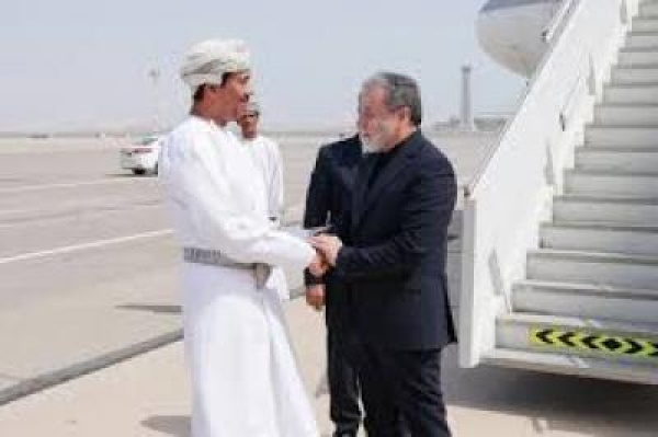 وزير الخارجية الايراني يصل إلى مسقط لاجراء محادثات حول مضيق هرمز
