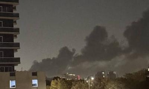 انفجار وحريق في منطقة جبل علي الصناعية في دبي انفجار وحريق في منطقة جبل علي الصناعية في دبي