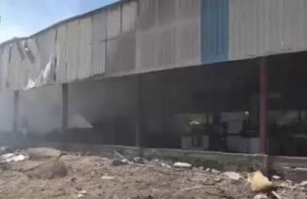 طيران العدو السعودي يستهدف مصنع إسفنج في العاصمة صنعاء طيران العدو السعودي يستهدف مصنع إسفنج في العاصمة صنعاء