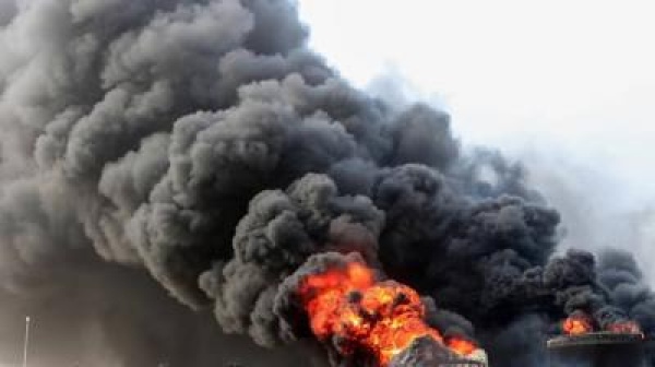 استشهاد وإصابة أربعة مواطنين جراء استهداف العدو السعودي شركة النفط في رأس عيسى بالحديدة استشهاد وإصابة أربعة مواطنين جراء استهداف العدو السعودي شركة النفط في رأس عيسى بالحديدة
