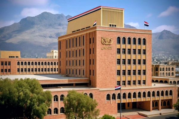صنعاء البنك المركزي يوقف التعامل مع شركة صرافة صنعاء البنك المركزي يوقف التعامل مع شركة صرافة