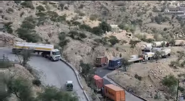 ما تزال منتظرة في طريق القبيطة منع عشرات الشاحنات من المرور إلى عدن