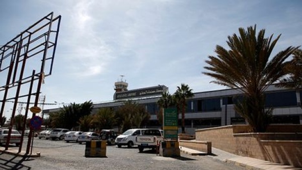 الحوثيون يهددون بقصف مطارات السعودية بعد اعتراض مقاتلات طائرة قادمة لصنعاء الحوثيون يهددون بقصف مطارات السعودية بعد اعتراض مقاتلات طائرة قادمة لصنعاء