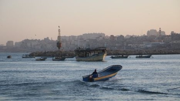 صيادو غزة يحولون أنقاض الحرب إلى زوارق نجاة بعد انهيار قطاع الصيد