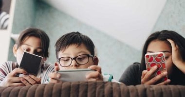 من المواقف اليومية كيف استبدلت أسرة وقت الشاشة بالحياة اليومية