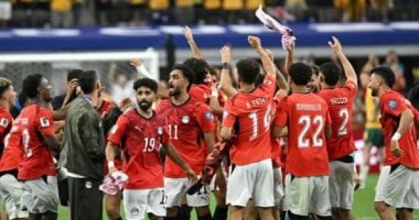 شاهد رقص لاعبى منتخب مصر فى غرفة الملابس بعد التأهل التاريخى لدور الـ16 شاهد رقص لاعبى منتخب مصر فى غرفة الملابس بعد التأهل التاريخى لدور الـ16