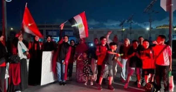 توافد الجماهير على مطار العلمين لاستقبال بعثة منتخب مصر صور توافد الجماهير على مطار العلمين لاستقبال بعثة منتخب مصر صور
