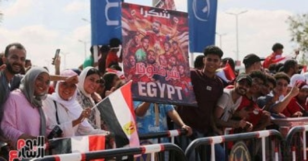 منتخب مصر يصل العلمين مدينة تتخلى عن ماضى الحرب لاستقبال احتفالات الفراعنة