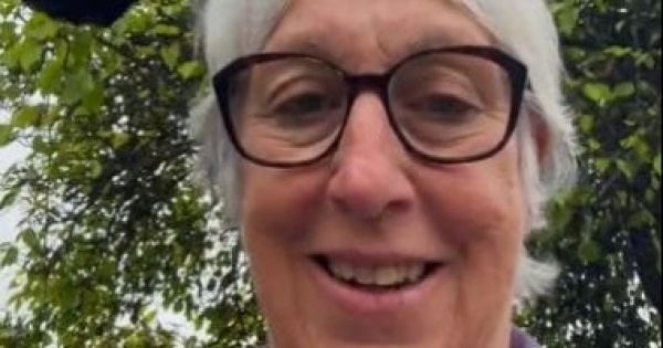 صداقة غريبة تجمع امرأة بغربان تقف على رأسها كل يوم صداقة غريبة تجمع امرأة بغربان تقف على رأسها كل يوم