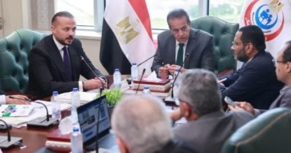 وزير الصحة يبحث مع أمين عام مؤسسة الجارحي دعم القطاع الصحي بالفيوم