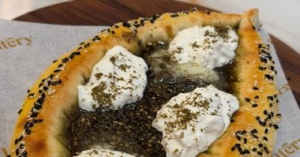 طريقة عمل فطائر الجبن والزعتر الهشة وصفة سهلة للفطور أو العشاء