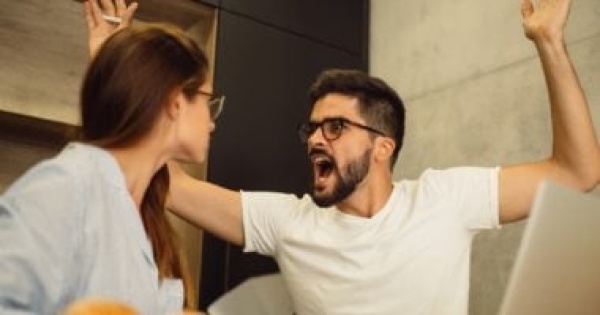 كيف تكتشفين السلوك العدواني لدى زوجك 5 تصرفات تهدد استقرار العلاقة كيف تكتشفين السلوك العدواني لدى زوجك 5 تصرفات تهدد استقرار العلاقة