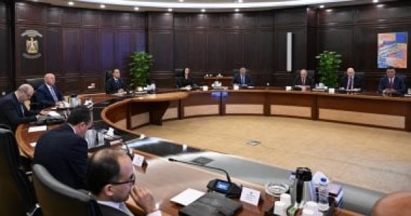 رئيس الوزراء يناقش الضوابط والمحددات المقترحة لموسم الحج 1448 هـ 2027م