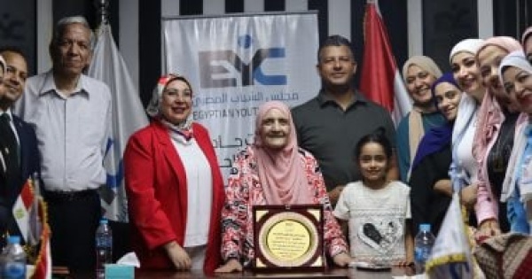 الشباب المصري يحتفي بآمال إسماعيل عادت للتعليم بعد الستين وحصلت على الدكتوراه الشباب المصري يحتفي بآمال إسماعيل عادت للتعليم بعد الستين وحصلت على الدكتوراه