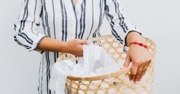 حيل سهلة للحفاظ على الملابس البيضاء بدون اصفرار وبهتان حيل سهلة للحفاظ على الملابس البيضاء بدون اصفرار وبهتان