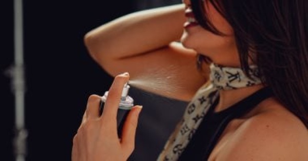 عايزة عطرك يدوم أطول تجنبى 6 أخطاء تبدأ من طريقة الرش وتنتهى بالتخزين