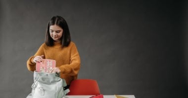 شنطة المدرسة تقيلة عليه 7 حاجات لازم تتشال منها لتخفيف وزنها على الطفل شنطة المدرسة تقيلة عليه 7 حاجات لازم تتشال منها لتخفيف وزنها على الطفل