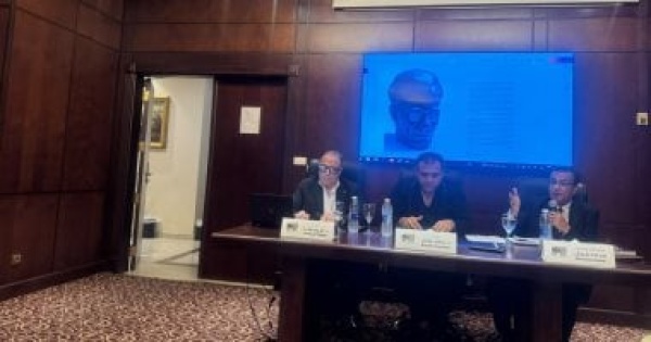 بين الواقعية والتجريد كتاب يرصد ملامح رحلة عصام درويش الفنية والإنسانية