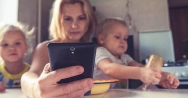 بتلعبى مع ابنك والموبايل فى إيدك اعرفى تأثير تشتت الأهل على لغة الأطفال