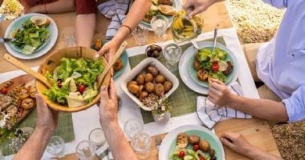بين زحمة الحياة وضغوط الضيافة لماذا قلت العزومات فى العصر الحالى بين زحمة الحياة وضغوط الضيافة لماذا قلت العزومات فى العصر الحالى