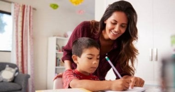 بتساعدى طفلك فى المذاكرة زيادة دراسة تكشف متى تكون مساعدتك مفيدة فعل ا بتساعدى طفلك فى المذاكرة زيادة دراسة تكشف متى تكون مساعدتك مفيدة فعل ا