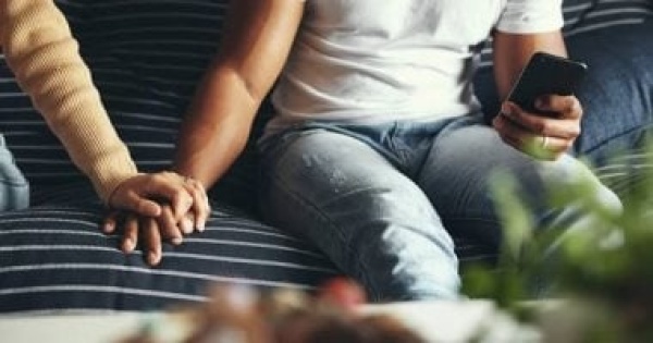 معاك بجسمه وتركيزه فى الموبايل ما معنى خيانة الانتباه فى العلاقات