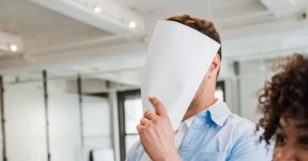 فاكر ملامحه ومش فاكر اسمه إتيكيت التعامل مع المواقف المحرجة بذكاء
