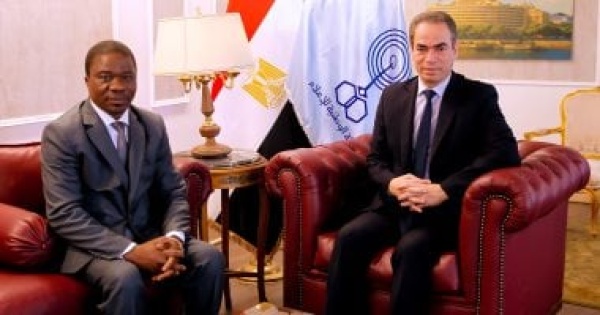 سفير كوت ديفوار يزور استديو نجيب محفوظ بماسبيرو والمسلمانة يهديه أغانى أم كلثوم