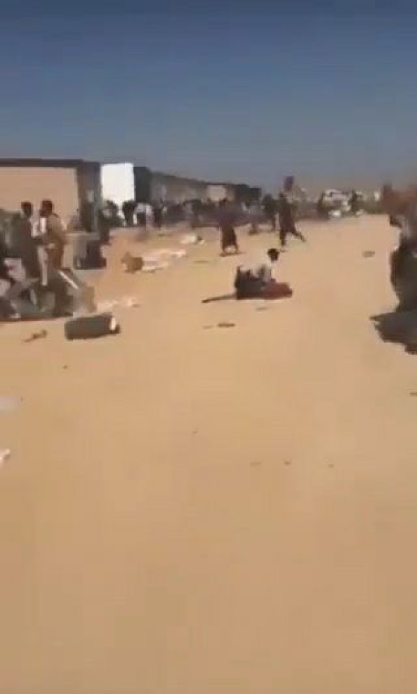 فضيحة انهيار وتخبط وعمليات نهب واسعة للأسلحة عقب الهجوم الحوثي على معسكرات الشرعية تفاصيل مؤلمة