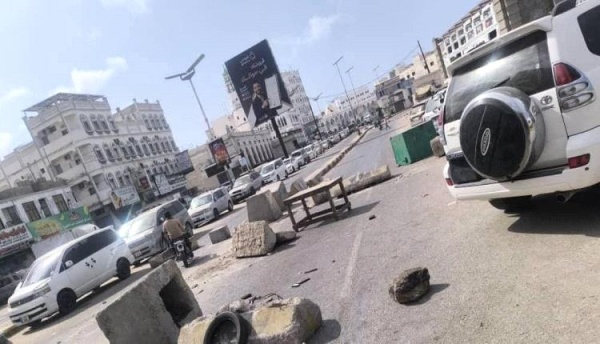 غضب شعبي يشل حركة النقل في المكلا لليوم الثاني على التوالي