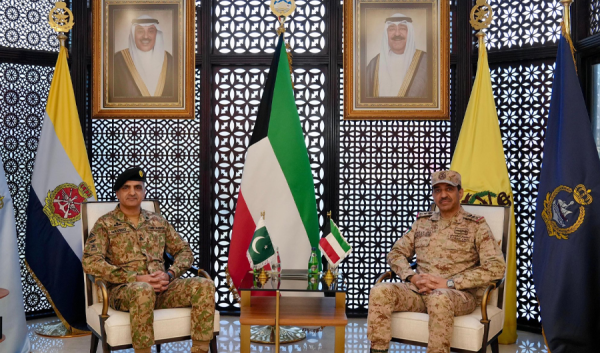 رئيس الأركان يبحث مع مدير عمليات الجيش الباكستاني تطوير التعاون العسكري رئيس الأركان يبحث مع مدير عمليات الجيش الباكستاني تطوير التعاون العسكري