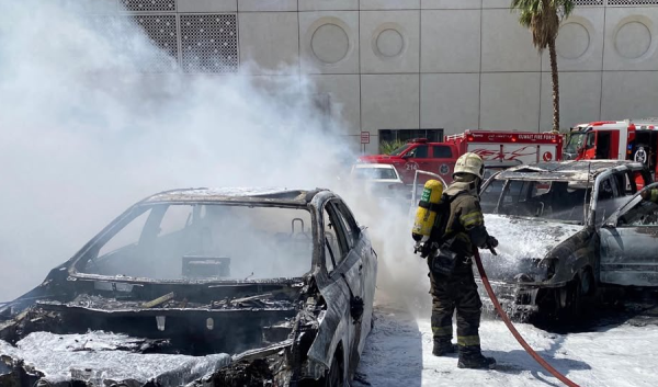 فرق الإطفاء ت سيطر على حريق مركبتين في مواقف مجمع تجاري بالعقيلة فرق الإطفاء ت سيطر على حريق مركبتين في مواقف مجمع تجاري بالعقيلة