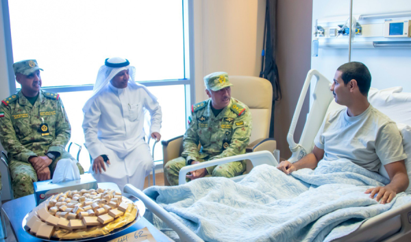 وكيل الحرس الوطني وكبار القادة يطمئنون على صحة حارس وطني تحت التدريب وكيل الحرس الوطني وكبار القادة يطمئنون على صحة حارس وطني تحت التدريب