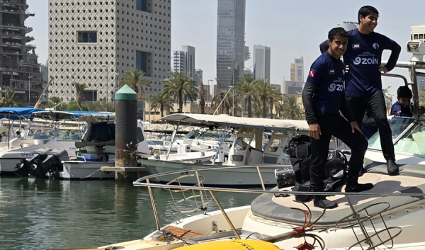 فريق الغوص الكويتي ينتشل قاربا غارقا في مارينا شرق فريق الغوص الكويتي ينتشل قاربا غارقا في مارينا شرق