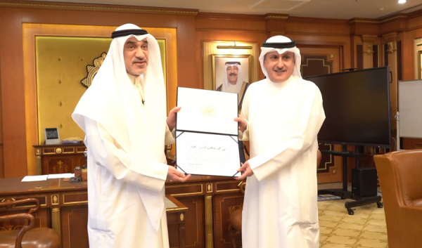 اليوسف يكر م القائمين على إحباط أكبر عملية لتصنيع وترويج اللاريكا في تاريخ الكويت اليوسف يكر م القائمين على إحباط أكبر عملية لتصنيع وترويج اللاريكا في تاريخ الكويت
