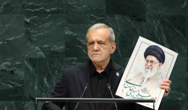 الرئيس الإيراني يهاجم أمريكا من الأمم المتحدة ويرفع صورة خامنئي الرئيس الإيراني يهاجم أمريكا من الأمم المتحدة ويرفع صورة خامنئي