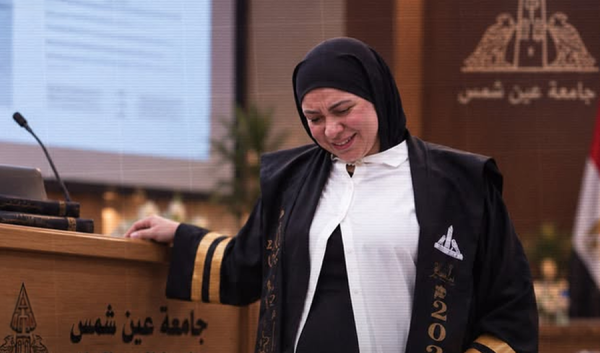 باحثة مصرية تناقش الماجستير رغم آلام المخاض وحملها بـ3 توائم