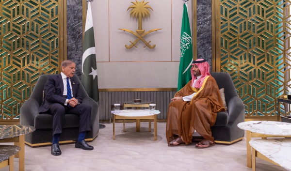 رئيس الوزراء الباكستاني يدين اعتداءات ميليشيات الحوثي على السعودية رئيس الوزراء الباكستاني يدين اعتداءات ميليشيات الحوثي على السعودية