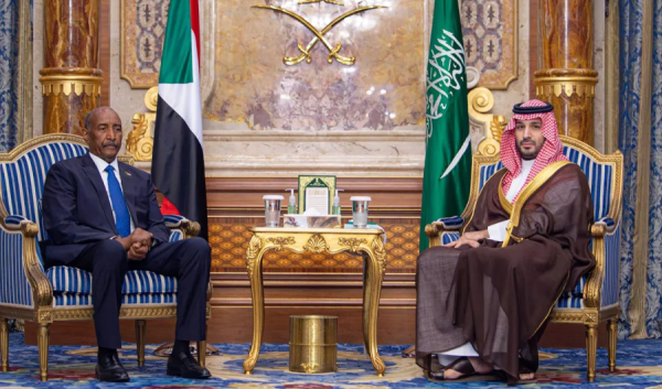 ولي العهد السعودي يؤكد للبرهان حرص المملكة على استقرار السودان ووحدة أراضيه ولي العهد السعودي يؤكد للبرهان حرص المملكة على استقرار السودان ووحدة أراضيه