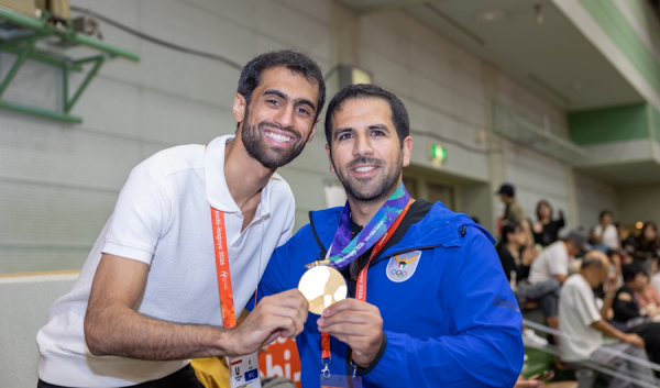 البطل عبدالله شعبان يقل د رئيس وفد الكويت الشيخ فهد الناصر ميداليته الذهبية