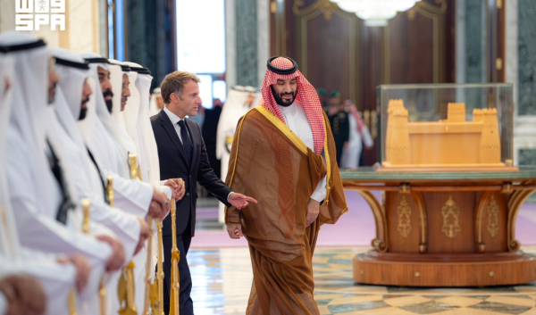 ولي العهد السعودي يستقبل الرئيس الفرنسي في العاصمة الرياض