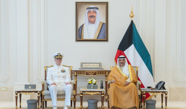سمو ولي العهد يستقبل نائب الأدميرال قائد القيادة المركزية للقوات البحرية الأمريكية