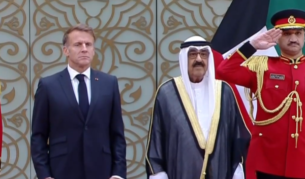 الرئيس الفرنسي يصل إلى الكويت في زيارة رسمية الرئيس الفرنسي يصل إلى الكويت في زيارة رسمية
