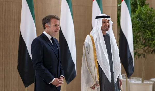 الشيخ محمد بن زايد وماكرون يشهدان إعلان إطار عمل الشراكة الدفاعية الشيخ محمد بن زايد وماكرون يشهدان إعلان إطار عمل الشراكة الدفاعية