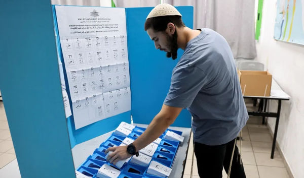 بدء انتخابات الكنيست وسط منافسة متقاربة بين معسكري نتنياهو وآيزنكوت بدء انتخابات الكنيست وسط منافسة متقاربة بين معسكري نتنياهو وآيزنكوت