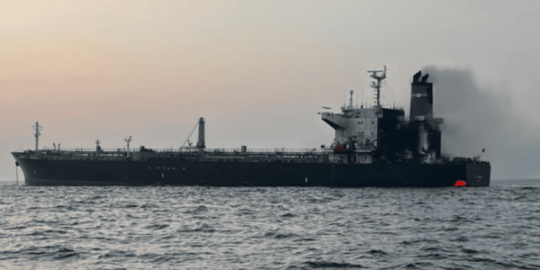 بعد إخماد الحريق قطر ناقلة النفط elgaia إلى ع مان بعد إخماد الحريق قطر ناقلة النفط elgaia إلى ع مان