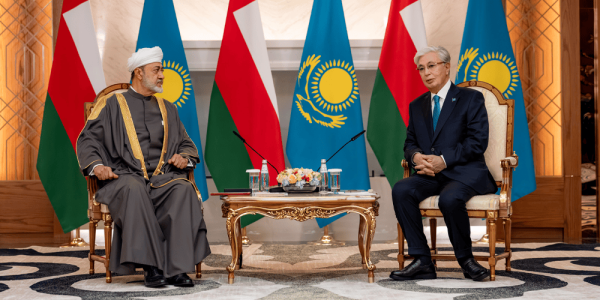 جلالة السلطان المعظم والرئيس الكازاخستاني يتبادلان أرفع الأوسمة