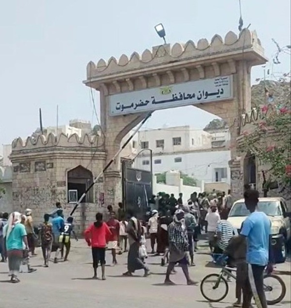 السلطة المحلية بحضرموت تعلن تأييدا مشروطا لاستئناف تصدير النفط السلطة المحلية بحضرموت تعلن تأييدا مشروطا لاستئناف تصدير النفط
